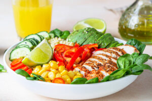 Hähnchen-Bulgur-Bowl mit Avocado und frischem Gemüse