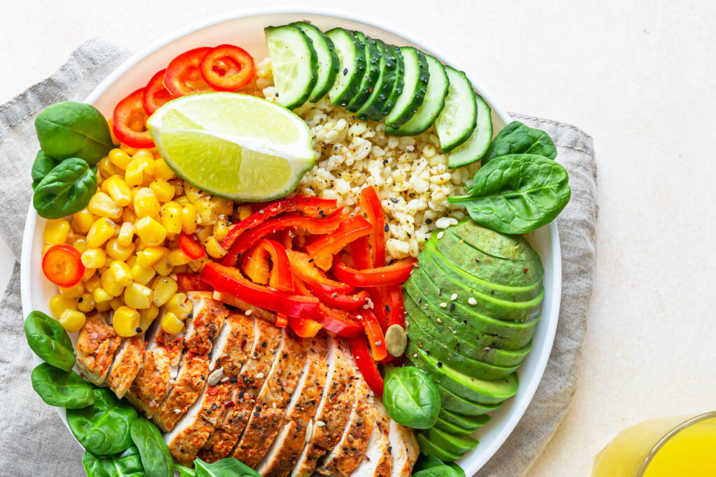 Hähnchen-Bulgur-Bowl mit Avocado und frischem Gemüse