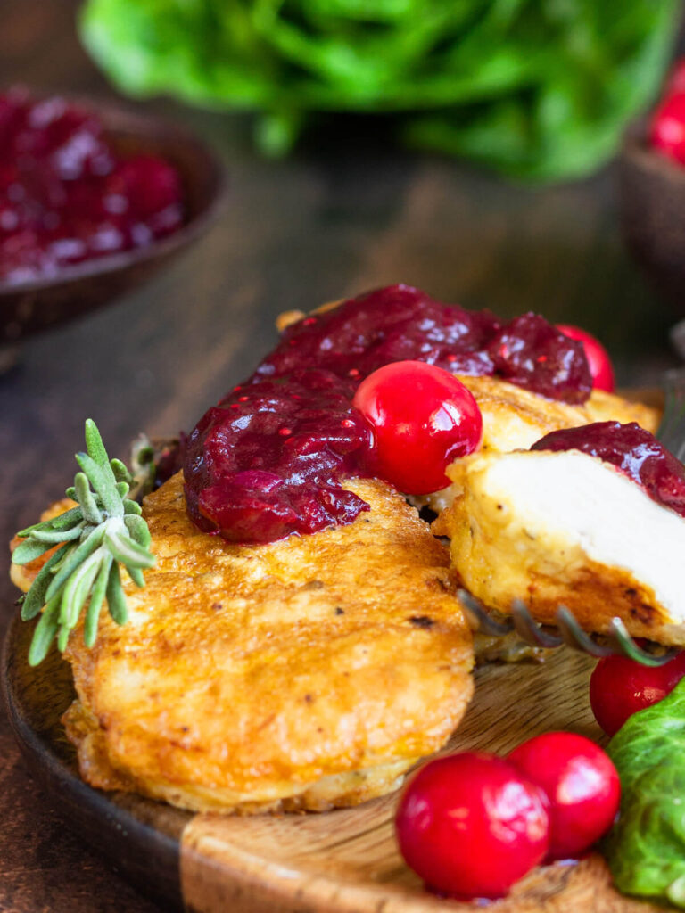 Hähnchenfilets in knuspriger Hülle mit Cranberry-Rotweinsauce