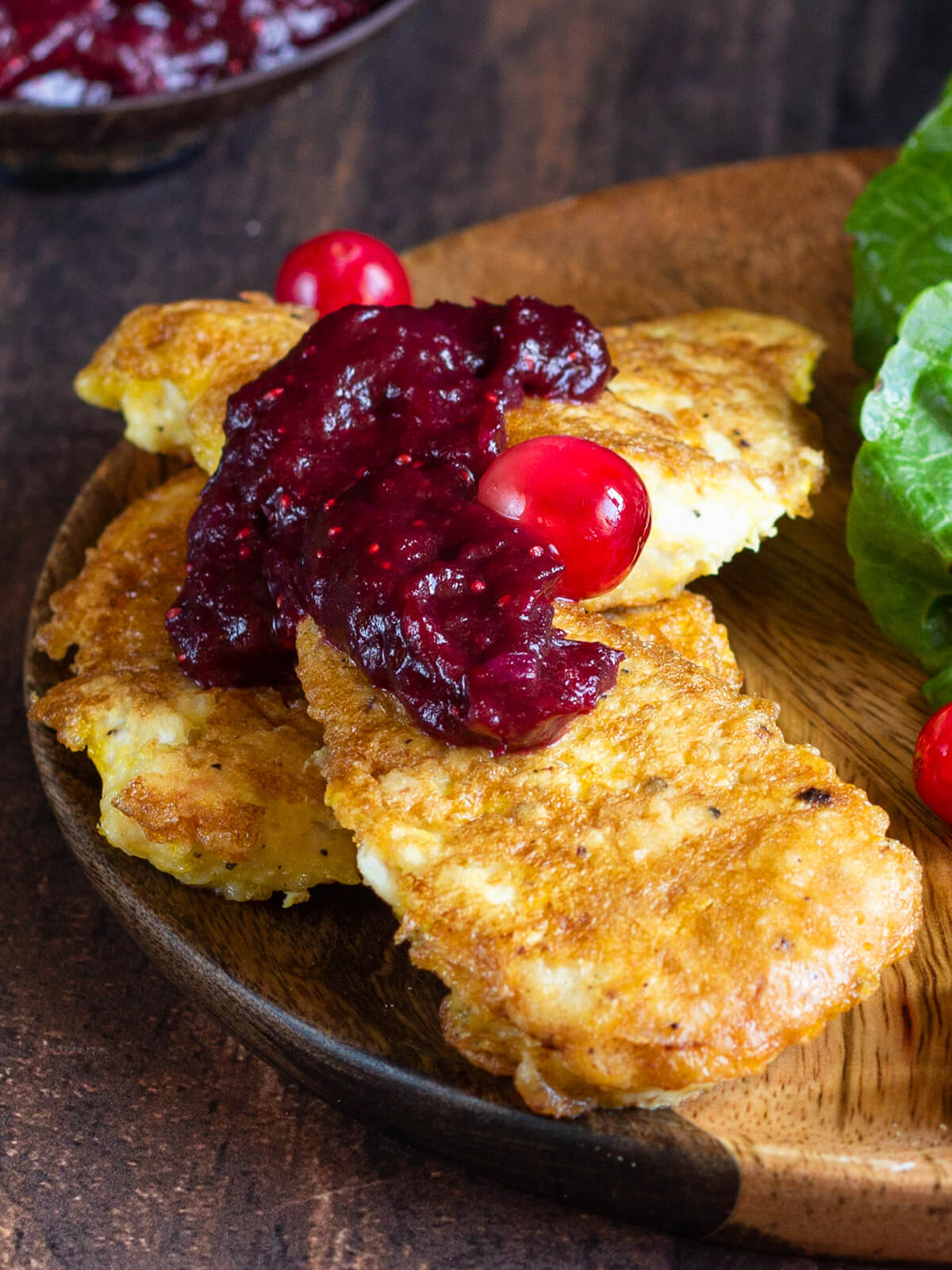 Hähnchenfilets in knuspriger Hülle mit Cranberry-Rotweinsauce