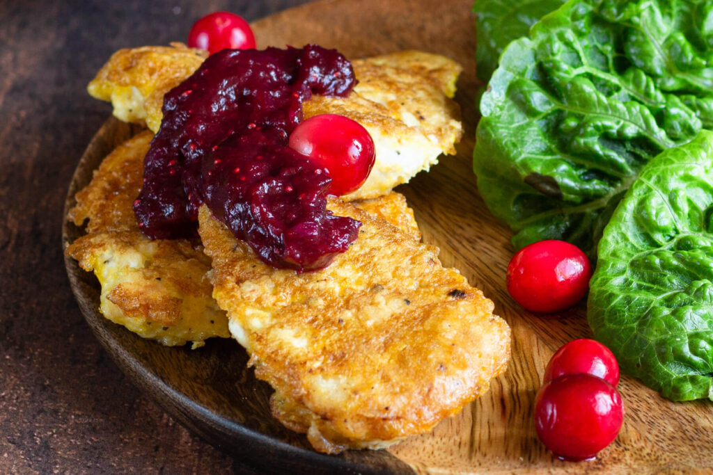 Hähnchenfilets in knuspriger Hülle mit Cranberry-Rotweinsauce