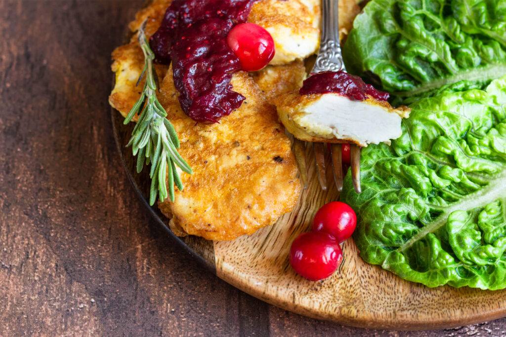 Hähnchenfilets in knuspriger Hülle mit Cranberry-Rotweinsauce