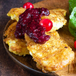 Hähnchenfilets in knuspriger Hülle mit Cranberry-Rotweinsauce
