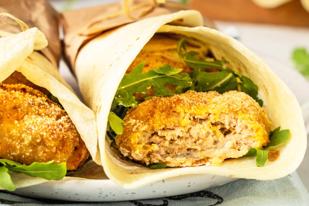 Hähnchenfrikadellen im Tortilla-Wrap mit Gemüse