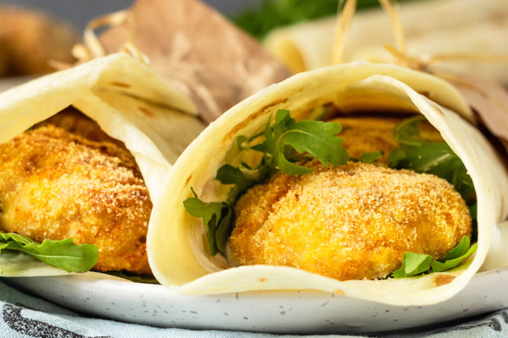 Hähnchenfrikadellen im Tortilla-Wrap mit Gemüse