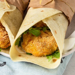 Hähnchenfrikadellen im Tortilla-Wrap mit Gemüse