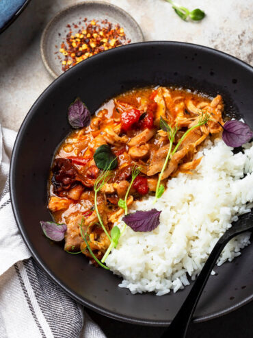 Hähnchenpfanne in Tomaten-Ahornsirup-Soße mit Reis