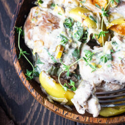 Hähnchenschenkel mit Äpfeln in Cidre-Sahnesoße