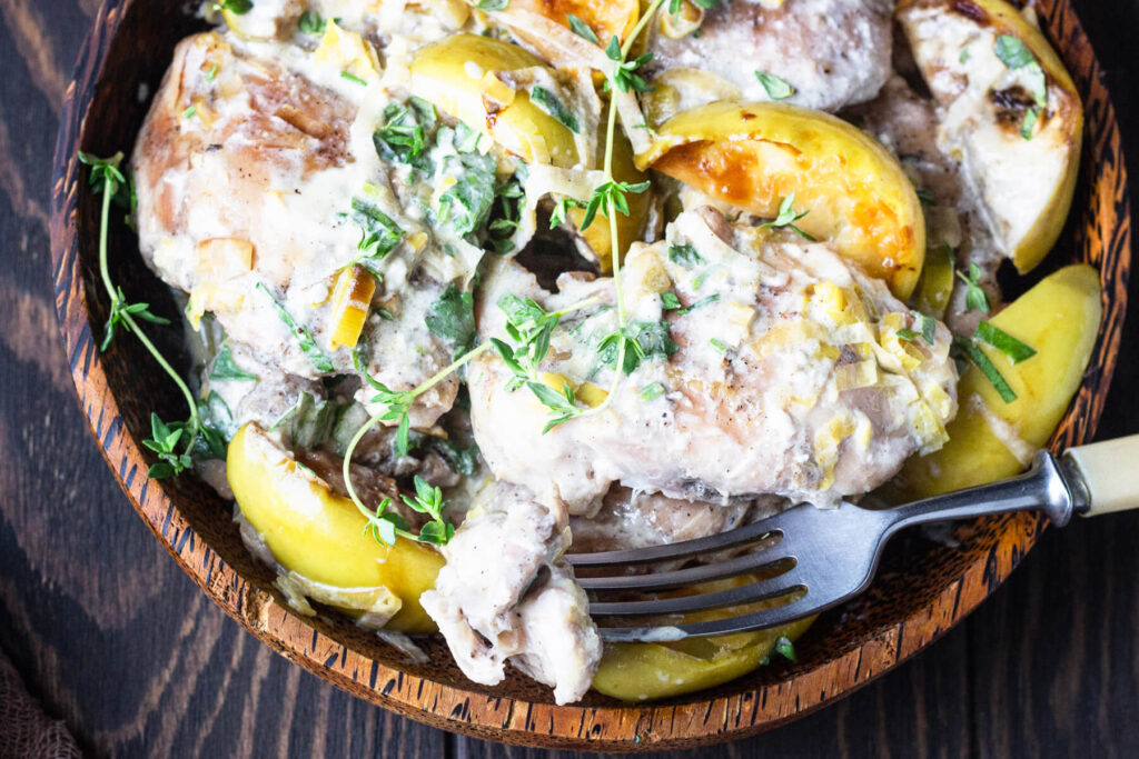 Hähnchenschenkel mit Äpfeln in Cidre-Sahnesoße