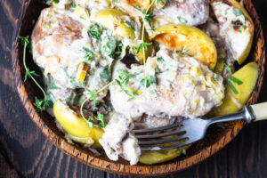 Hähnchenschenkel mit Äpfeln in Cidre-Sahnesoße