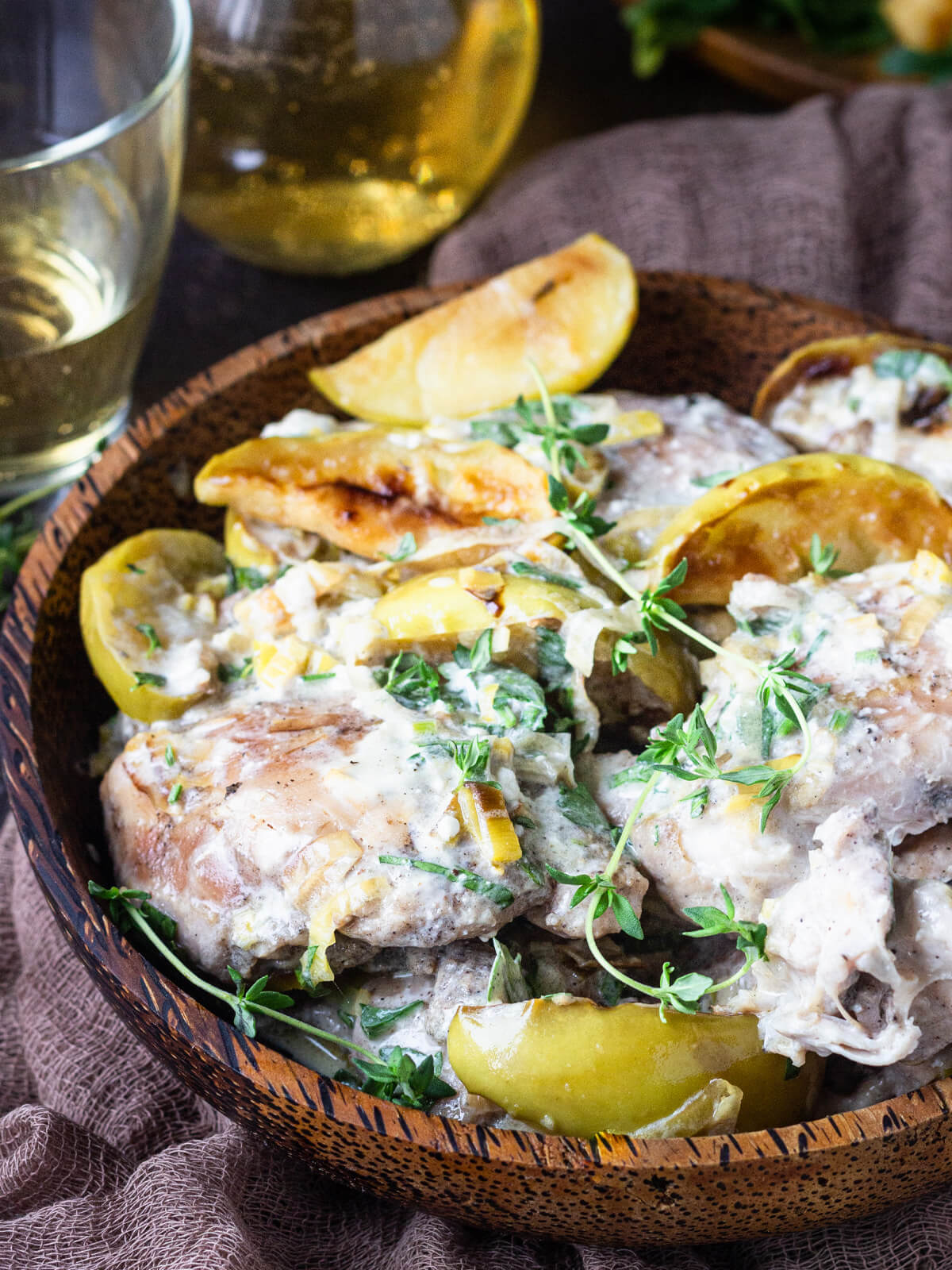 Hähnchenschenkel mit Äpfeln in Cidre-Sahnesoße