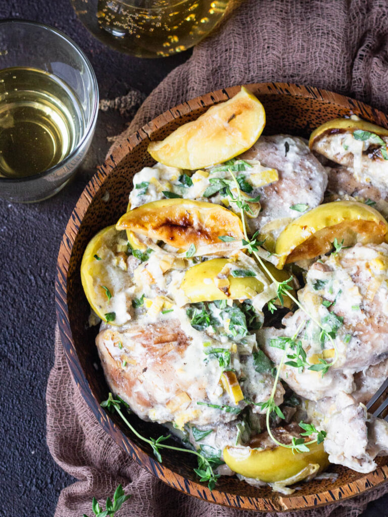 Hähnchenschenkel mit Äpfeln in Cidre-Sahnesoße