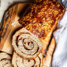 Saftiges Haferbrot mit Zimtfüllung, Rosinen und Nüssen: Rezept für weiches Frühstücksbrot
