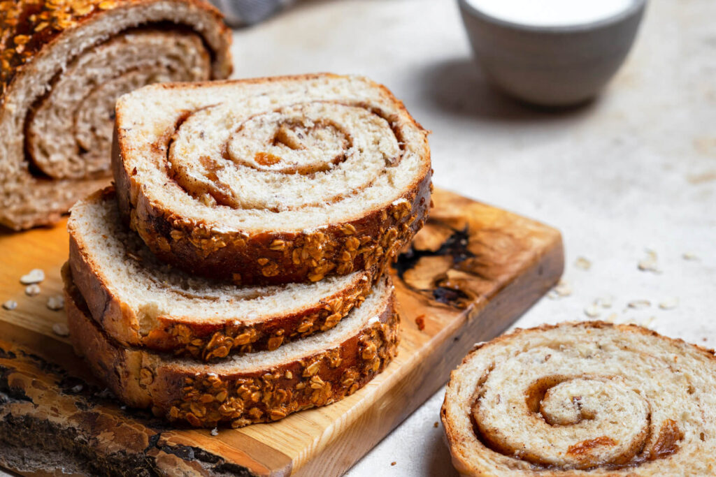 Saftiges Haferbrot mit Zimtfüllung, Rosinen und Nüssen: Rezept für weiches Frühstücksbrot