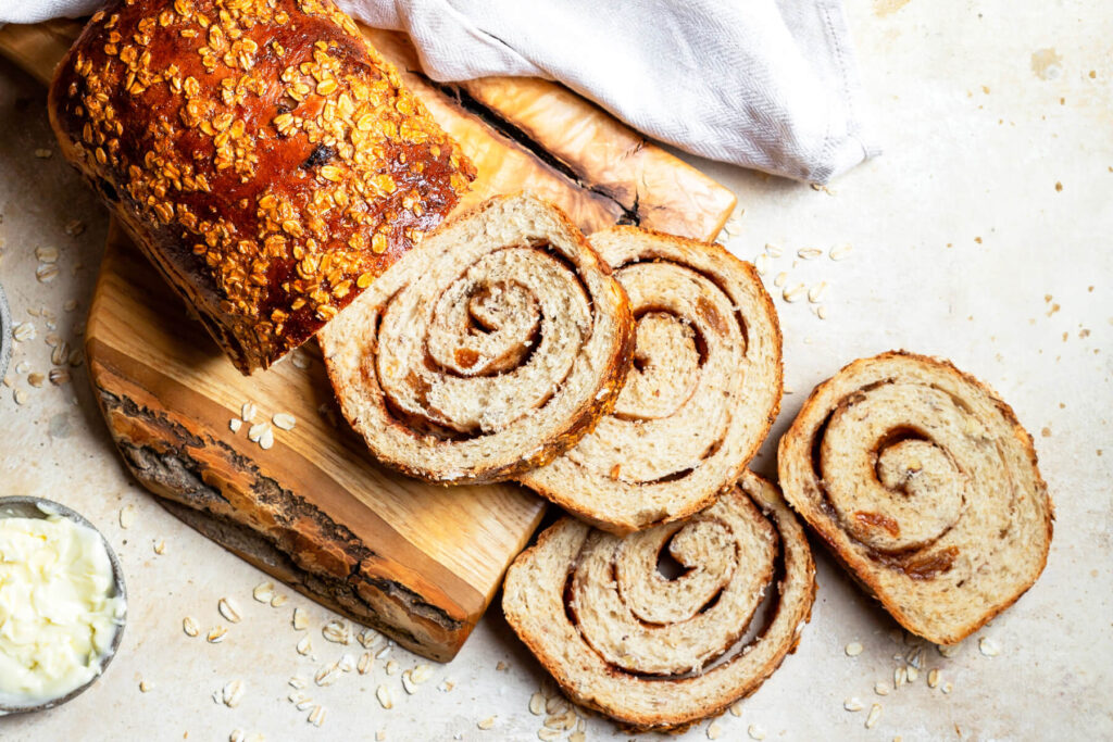 Saftiges Haferbrot mit Zimtfüllung, Rosinen und Nüssen: Rezept für weiches Frühstücksbrot