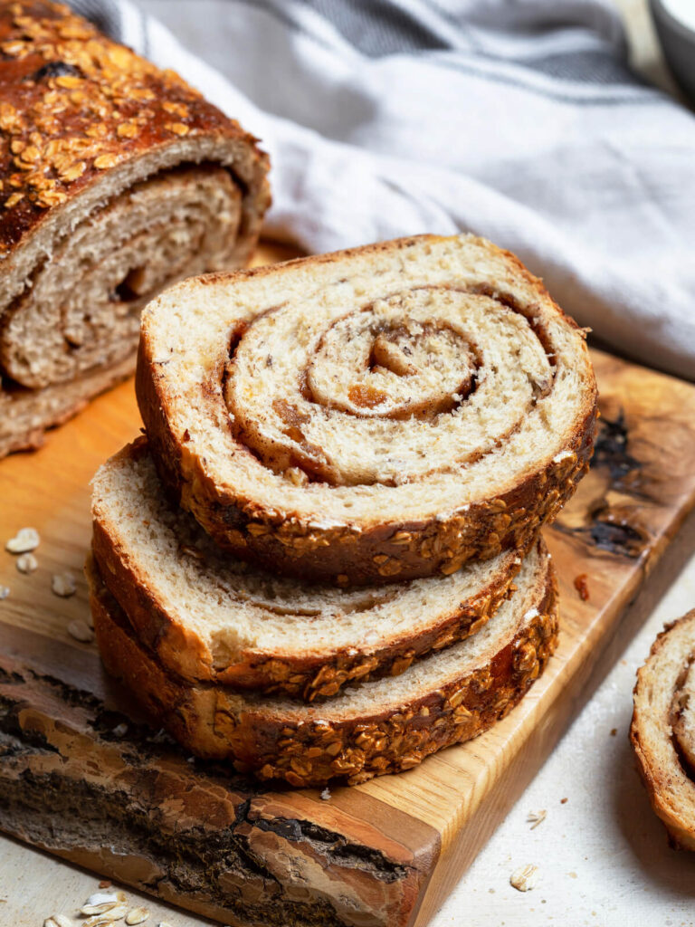 Saftiges Haferbrot mit Zimtfüllung, Rosinen und Nüssen: Rezept für weiches Frühstücksbrot