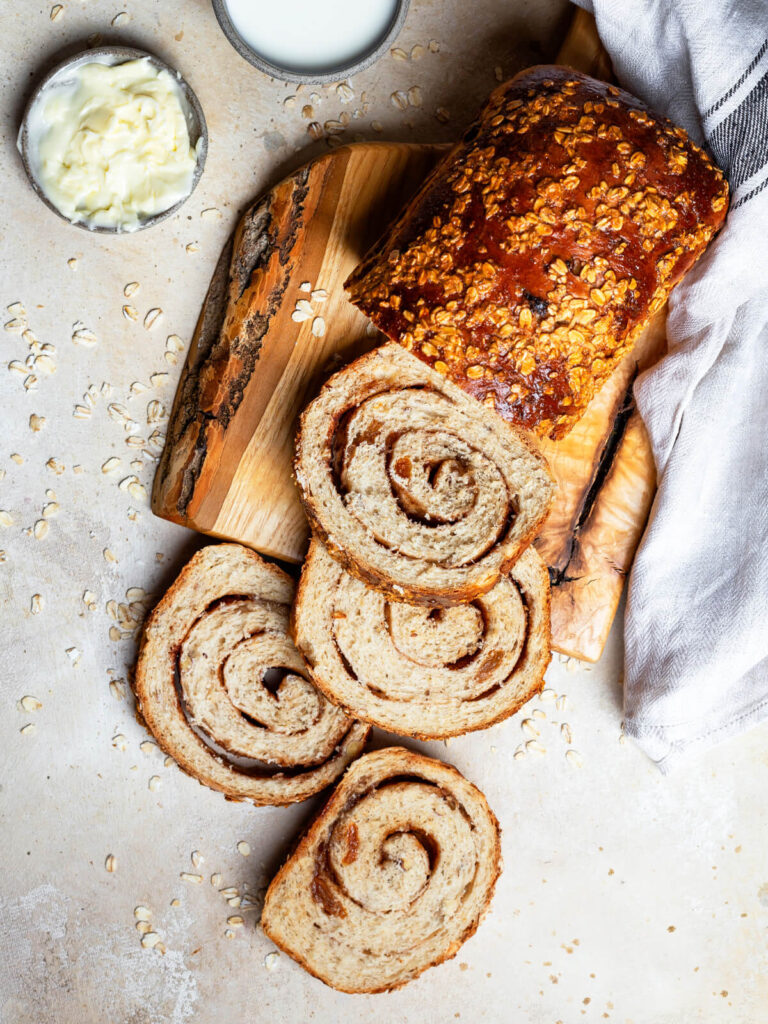 Saftiges Haferbrot mit Zimtfüllung, Rosinen und Nüssen: Rezept für weiches Frühstücksbrot