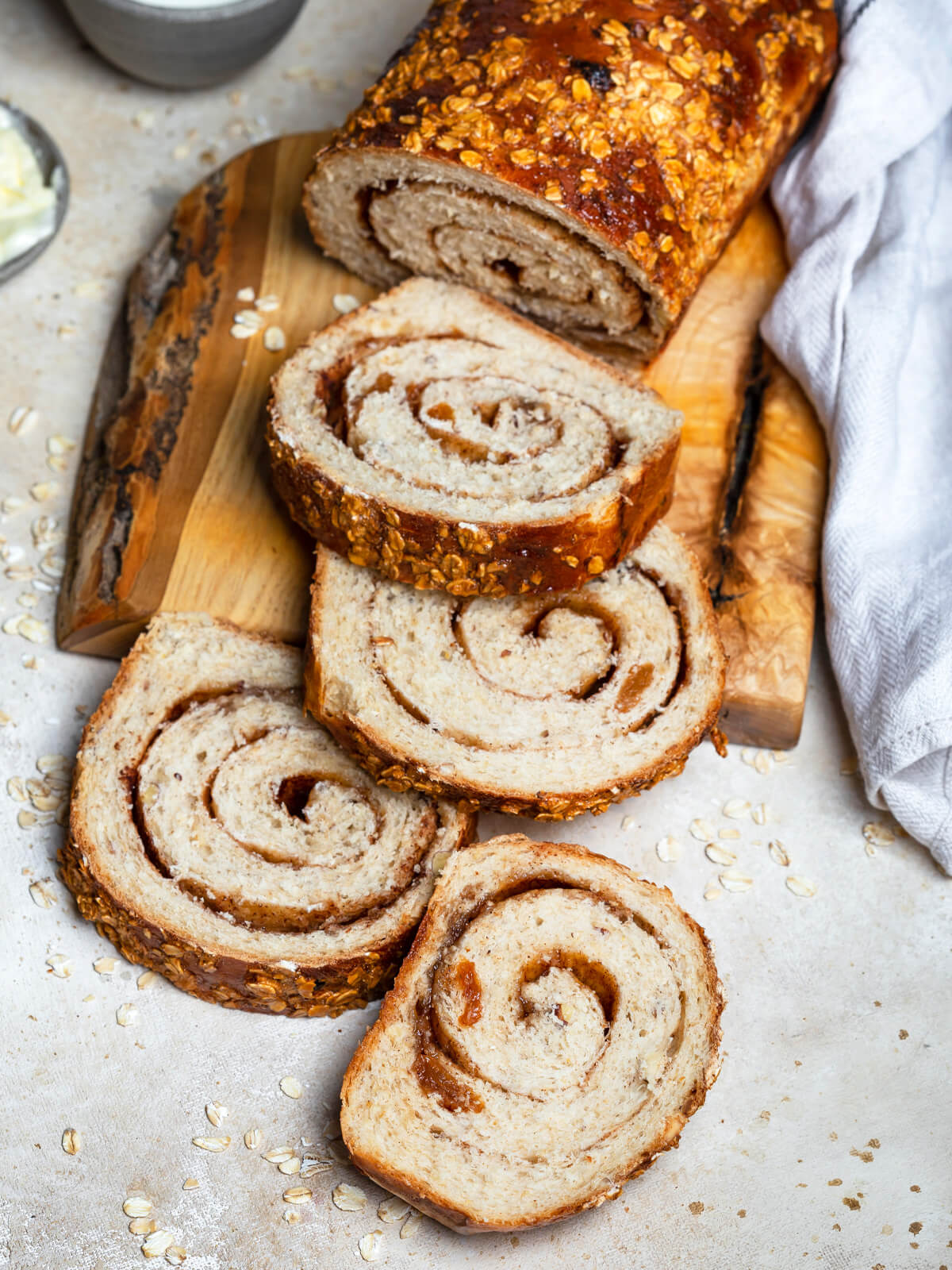 Saftiges Haferbrot mit Zimtfüllung, Rosinen und Nüssen: Rezept für weiches Frühstücksbrot