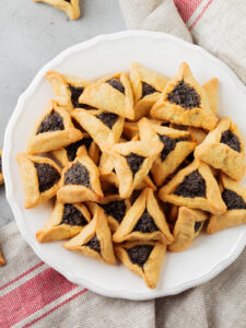 Hamantaschen - dreieckiges Gebäck mit Mohnfüllung