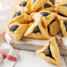 Hamantaschen - dreieckiges Gebäck mit Mohnfüllung