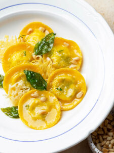 Hausgemachte Kürbis-Ravioli mit Grünkohl und Ricotta