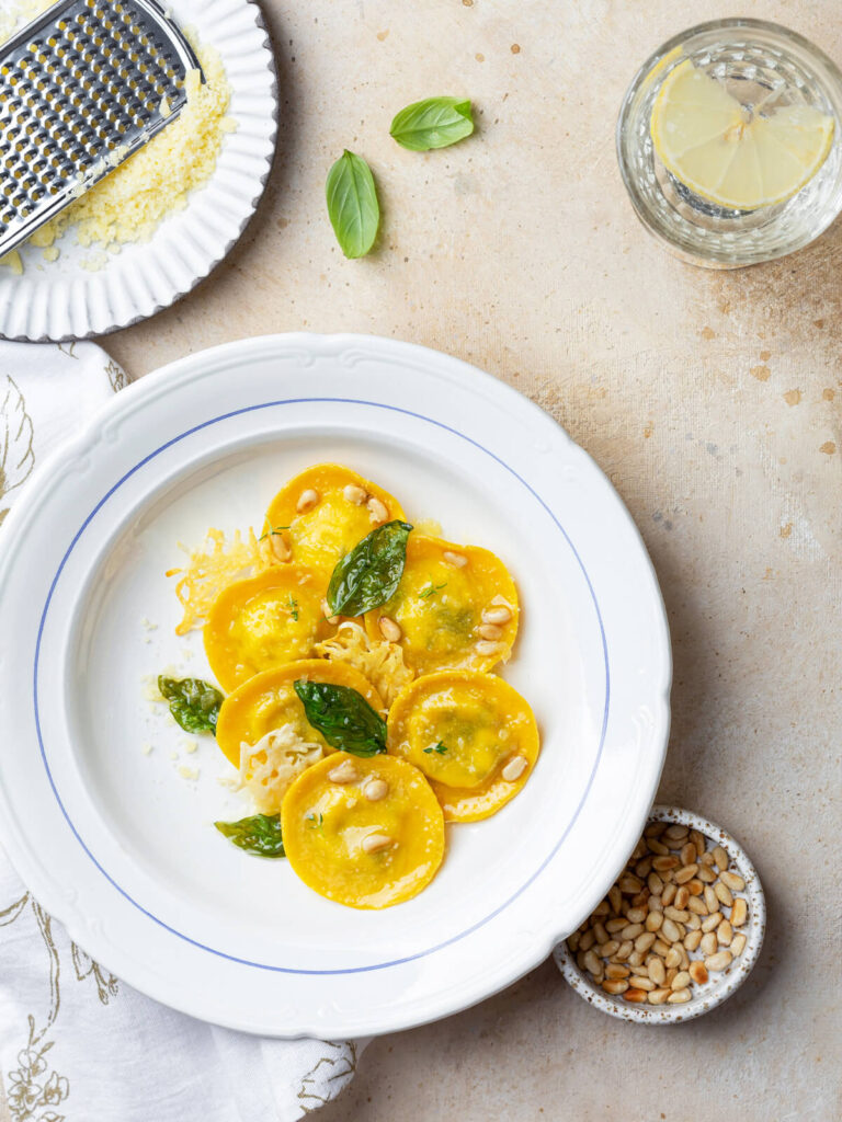 Hausgemachte Kürbis-Ravioli mit Grünkohl und Ricotta