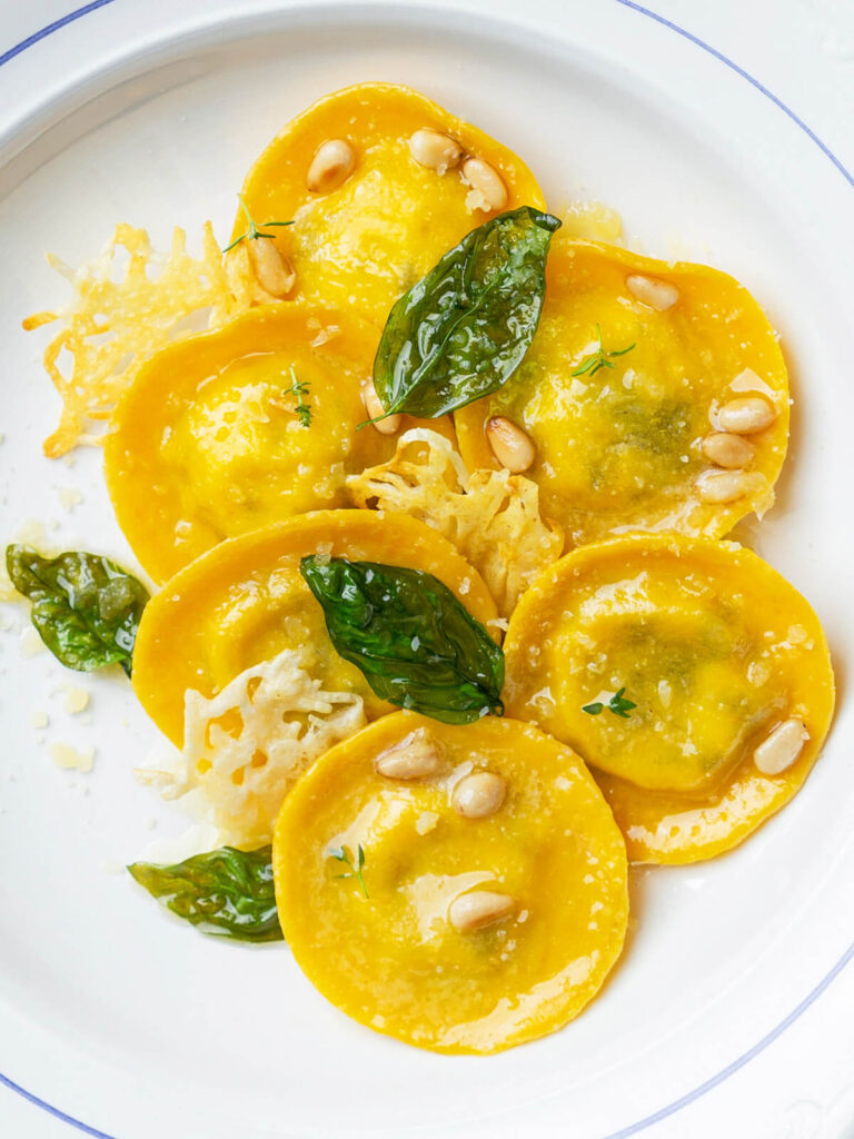 Hausgemachte Kürbis-Ravioli mit Grünkohl und Ricotta