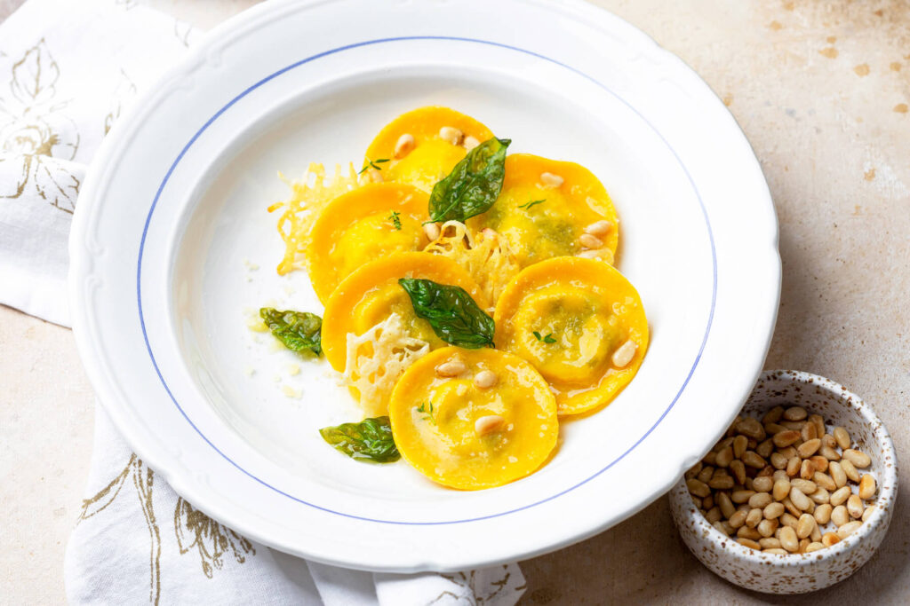 Hausgemachte Kürbis-Ravioli mit Grünkohl und Ricotta