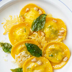 Hausgemachte Kürbis-Ravioli mit Grünkohl und Ricotta