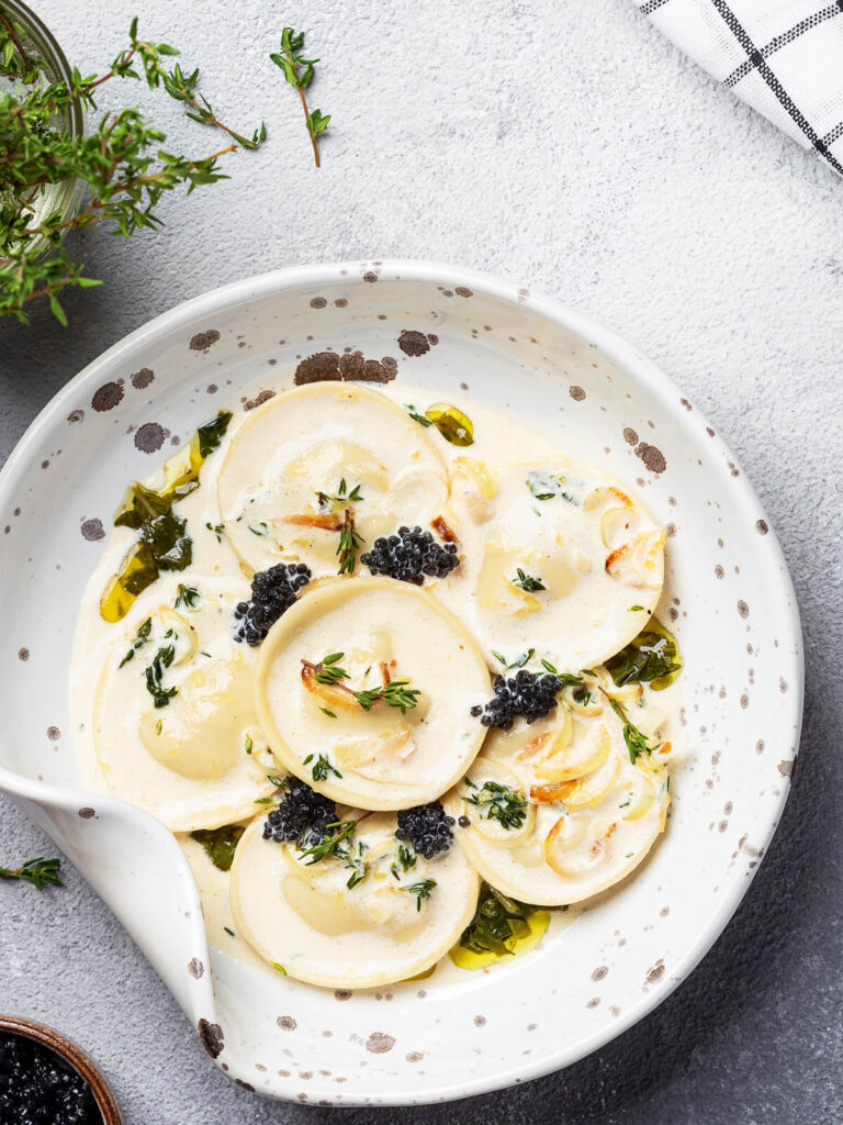 Hausgemachte Ravioli mit Ricotta und Pilzen in Weißweinsoße