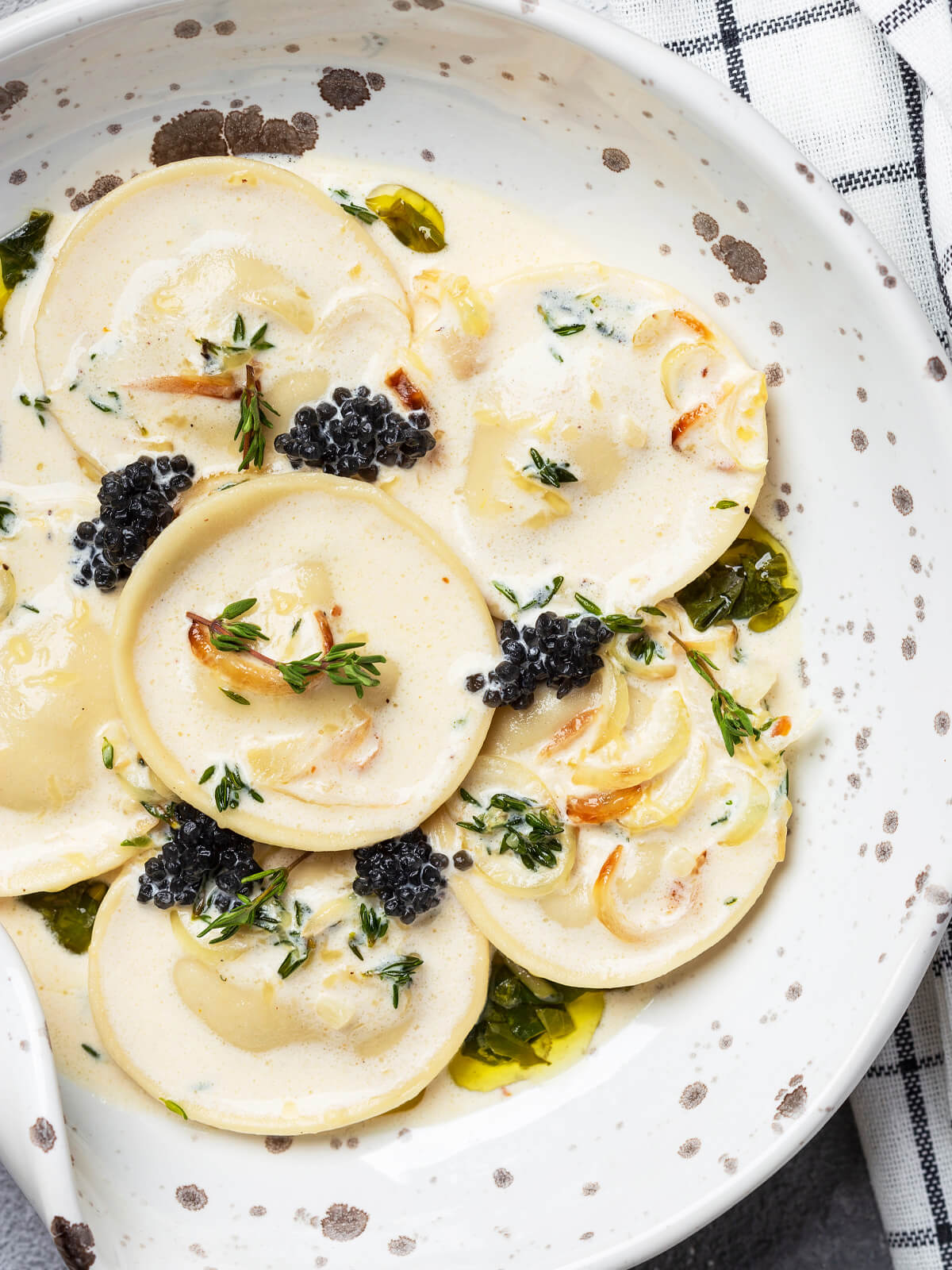 Hausgemachte Ravioli mit Ricotta und Pilzen in Weißweinsoße