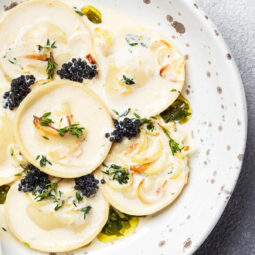 Hausgemachte Ravioli mit Ricotta und Pilzen in Weißweinsoße