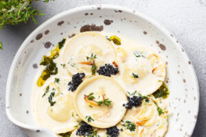 Hausgemachte Ravioli mit Ricotta und Pilzen in Weißweinsoße