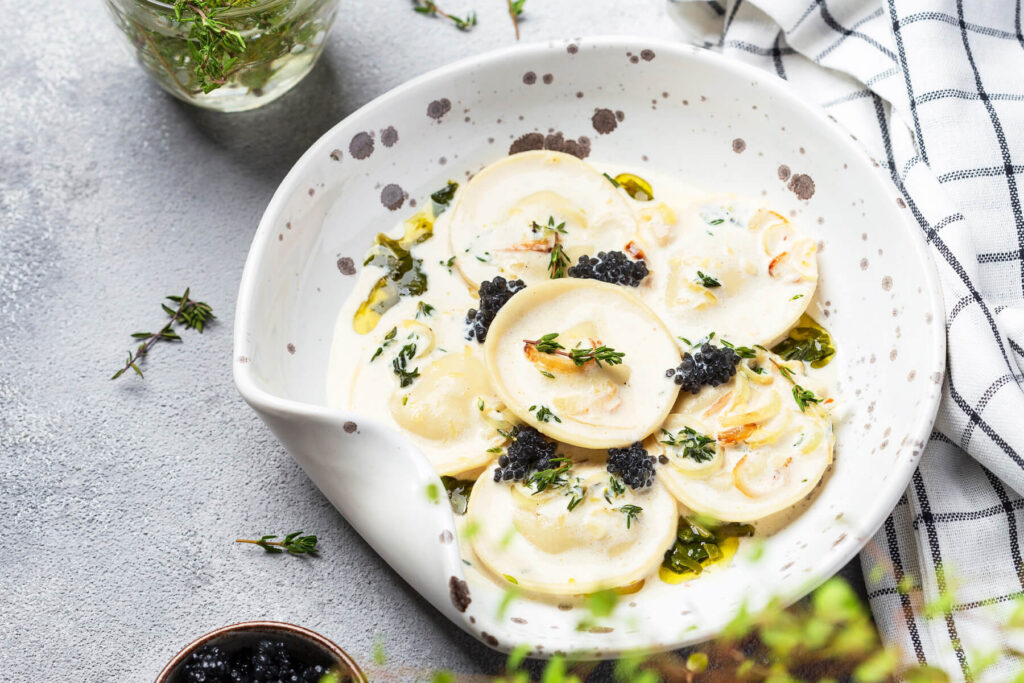 Hausgemachte Ravioli mit Ricotta und Pilzen in Weißweinsoße