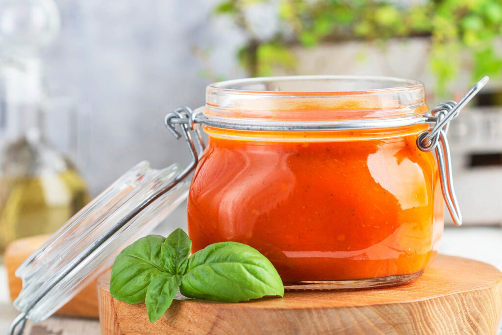 Hausgemachte Tomatensauce mit Knoblauch und Balsamico (Marinara Sauce)