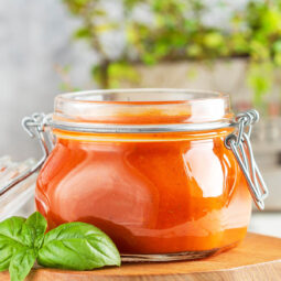 Hausgemachte Tomatensauce mit Knoblauch und Balsamico (Marinara Sauce)