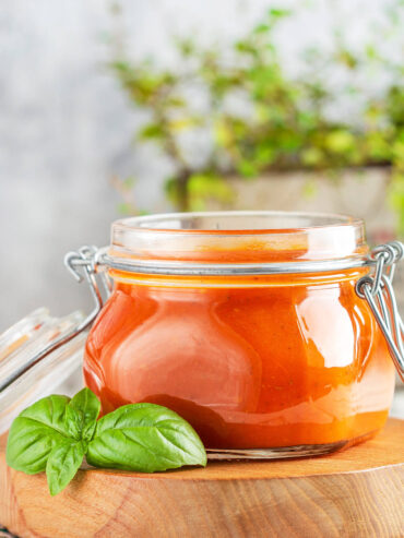 Hausgemachte Tomatensauce mit Knoblauch und Balsamico (Marinara Sauce)