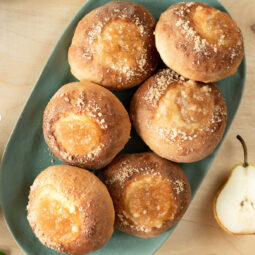 Hefebrötchen mit Birnenmarmelade