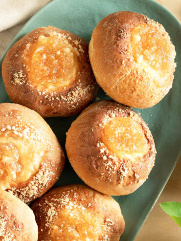 Hefebrötchen mit Birnenmarmelade