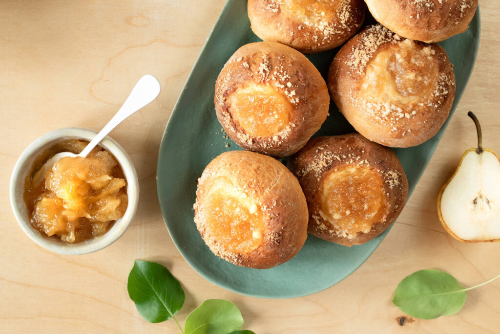 Hefebrötchen mit Birnenmarmelade