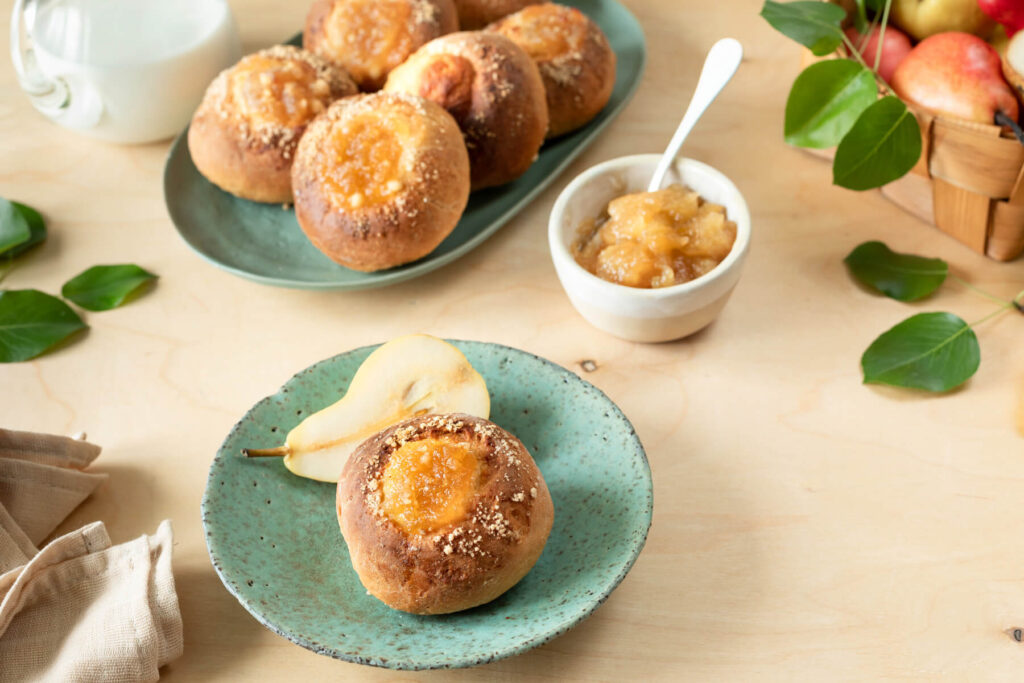 Hefebrötchen mit Birnenmarmelade
