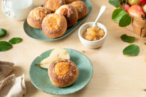 Hefebrötchen mit Birnenmarmelade