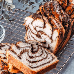 Hefezopf mit Mohnfüllung (Babka-Art)