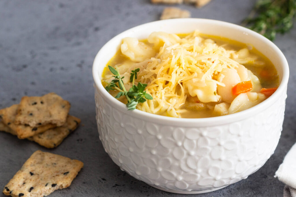 Herbstliche Gemüsesuppe mit weißen Bohnen und Pasta