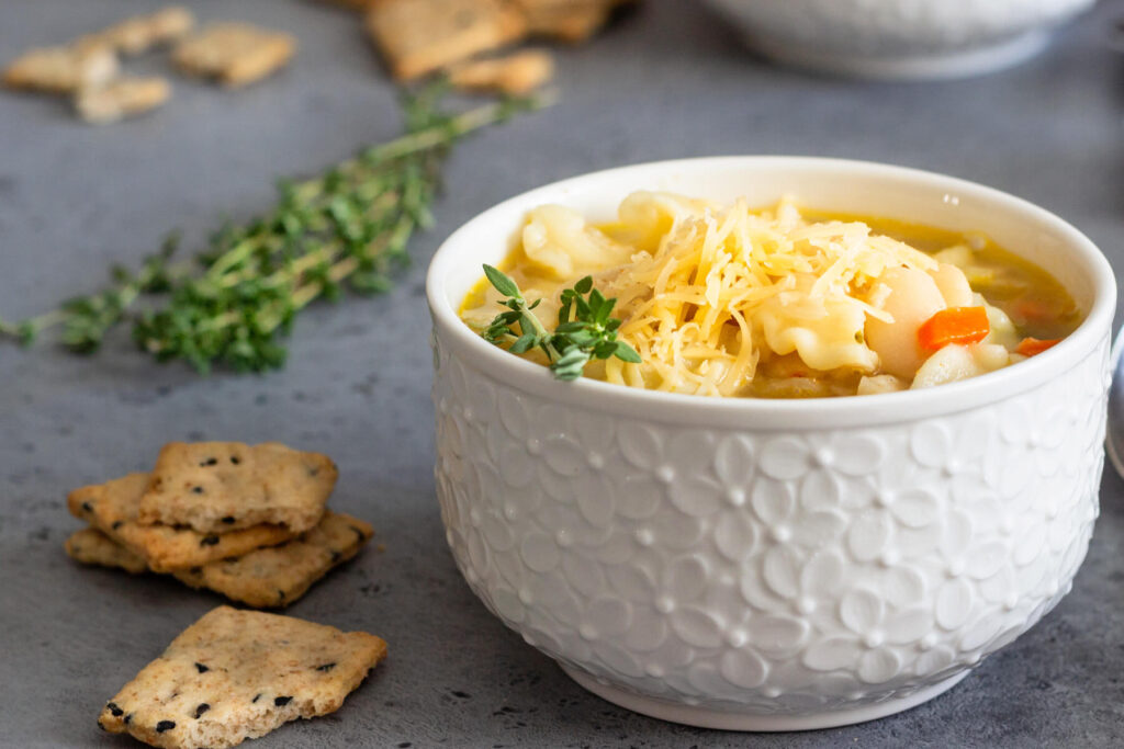 Herbstliche Gemüsesuppe mit weißen Bohnen und Pasta