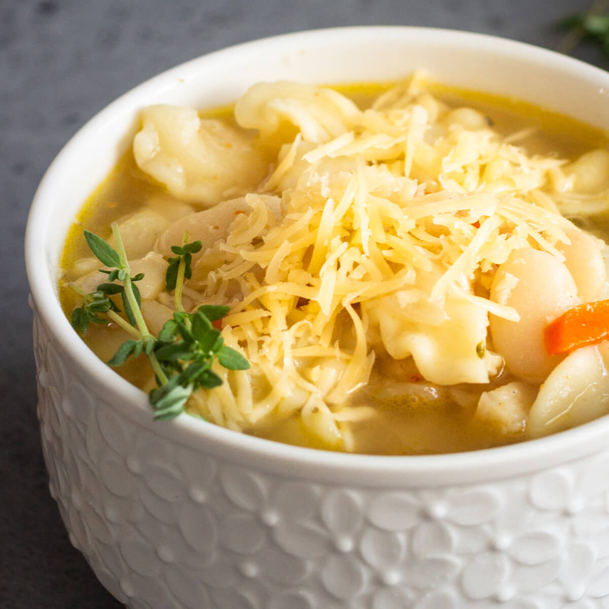 Herbstliche Gemüsesuppe mit weißen Bohnen und Pasta