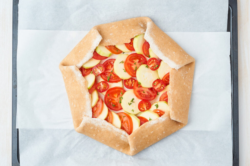 Herzhafte Zucchini-Tomaten-Galette - Gemüsekuchen aus Dinkelteig
