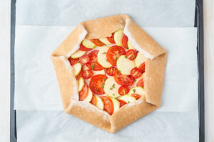 Herzhafte Zucchini-Tomaten-Galette - Gemüsekuchen aus Dinkelteig