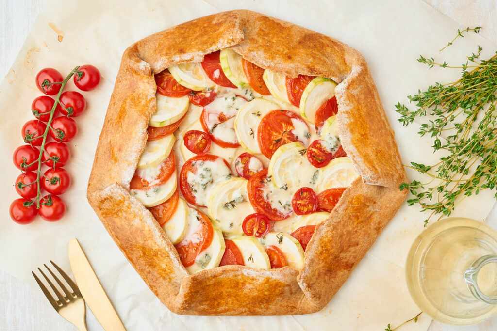 Herzhafte Zucchini-Tomaten-Galette - Gemüsekuchen aus Dinkelteig