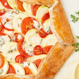 Herzhafte Zucchini-Tomaten-Galette - Gemüsekuchen aus Dinkelteig